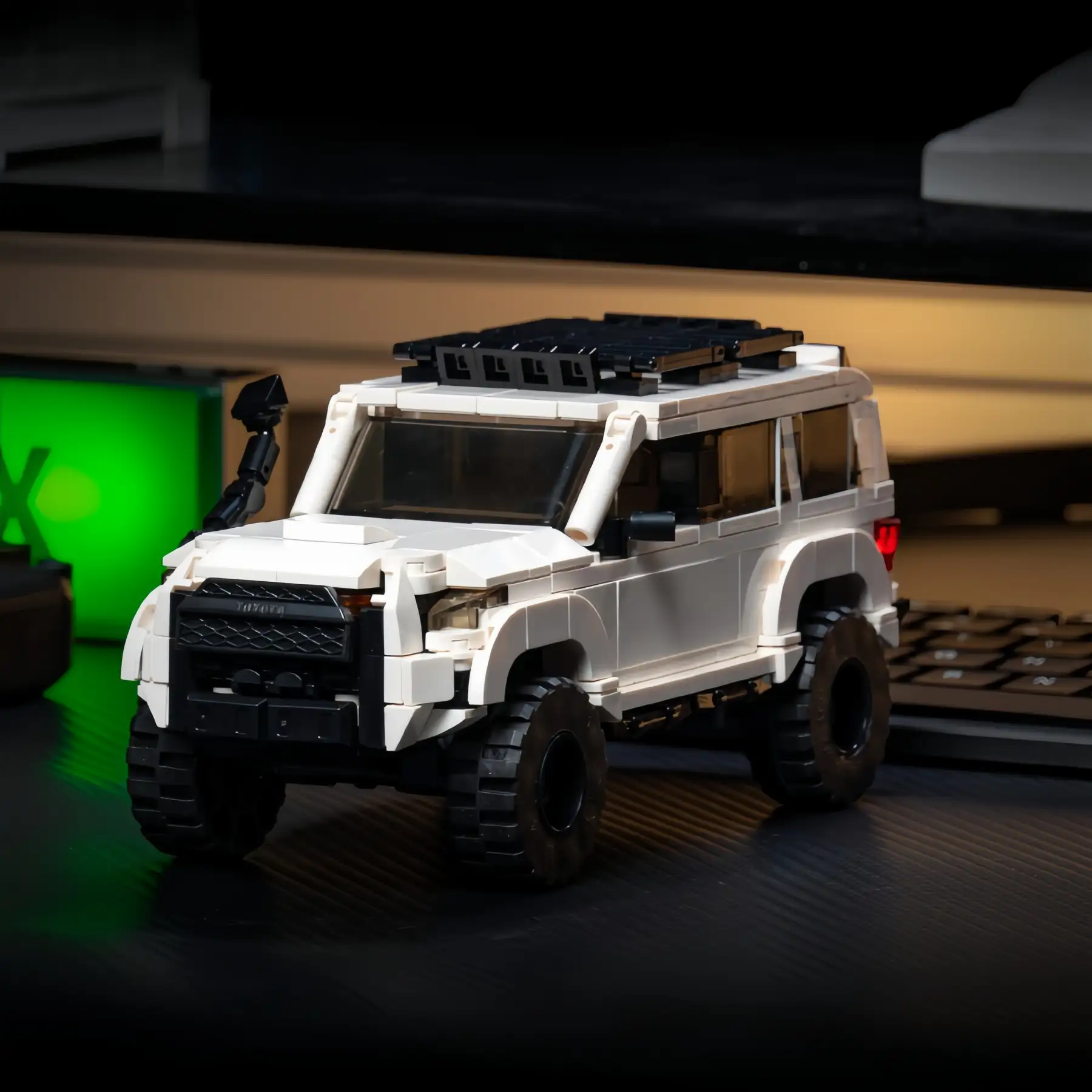 Low-angle dark atmosphere white Toyota 4Runner Off-Road SUV Brick Model, 540 PCS collectible construction set