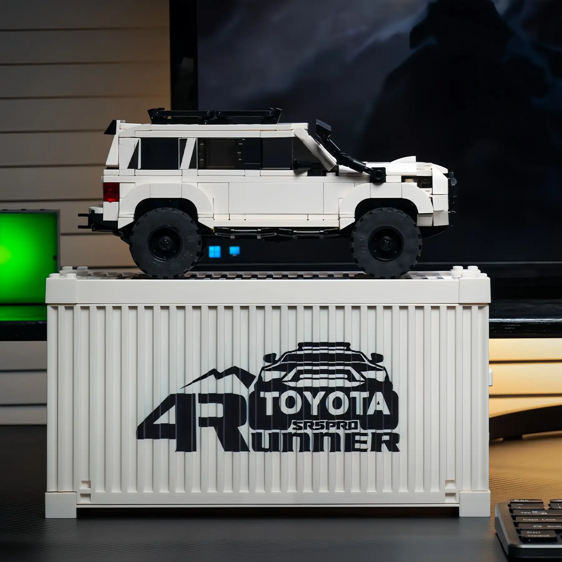 Detailed showcase of Toyota 4Runner brick model on white container display, featuring 540 premium building bricks with iconic off-road design