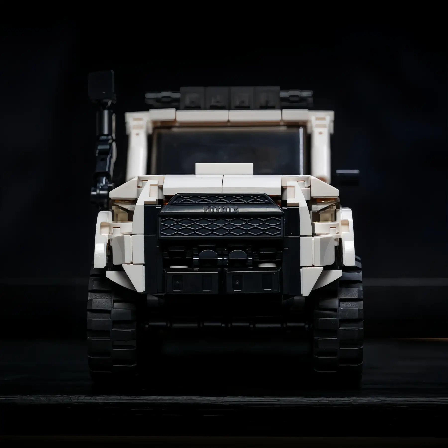 Front face dark atmosphere white Toyota 4Runner Off-Road SUV Brick Model, 540 PCS collectible construction set