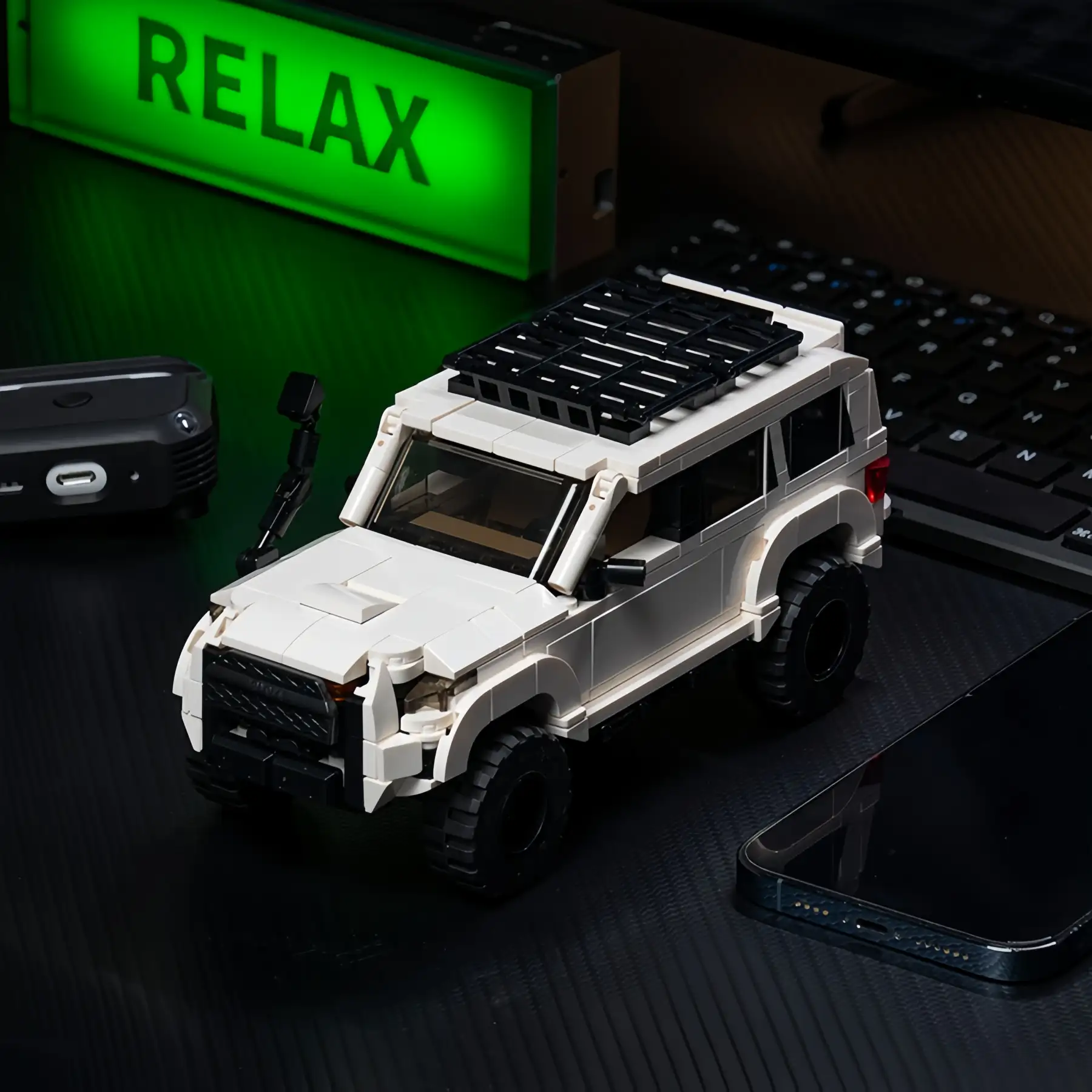 Green ambient light front-side white Toyota 4Runner Off-Road SUV Brick Model, 540 PCS desktop collectible construction set
