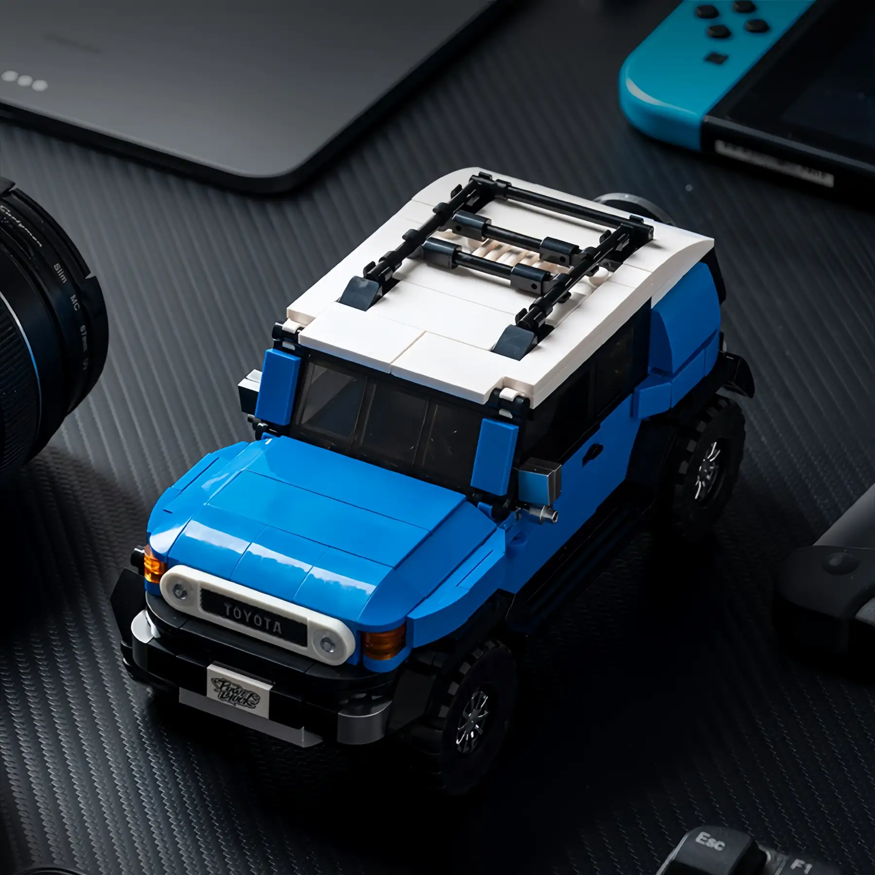 Top view blue Toyota FJ40 Retro Land Cruiser Brick Model with roof rack, 622 Pieces Collectible Desktop Display Construction Set