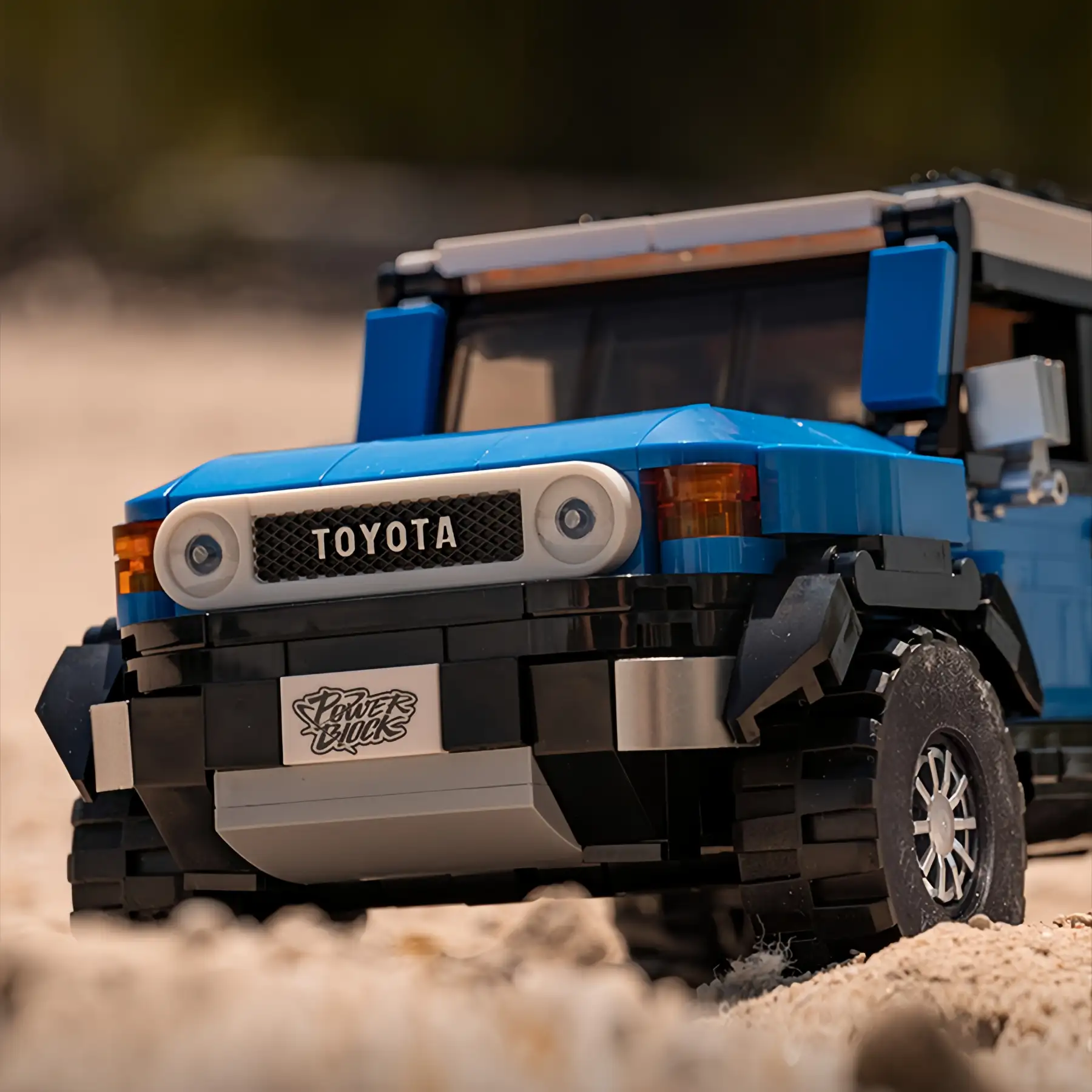 Blue Toyota FJ40 Retro Land Cruiser Brick Model, 622 Pieces Collectible Construction Building Block Toy