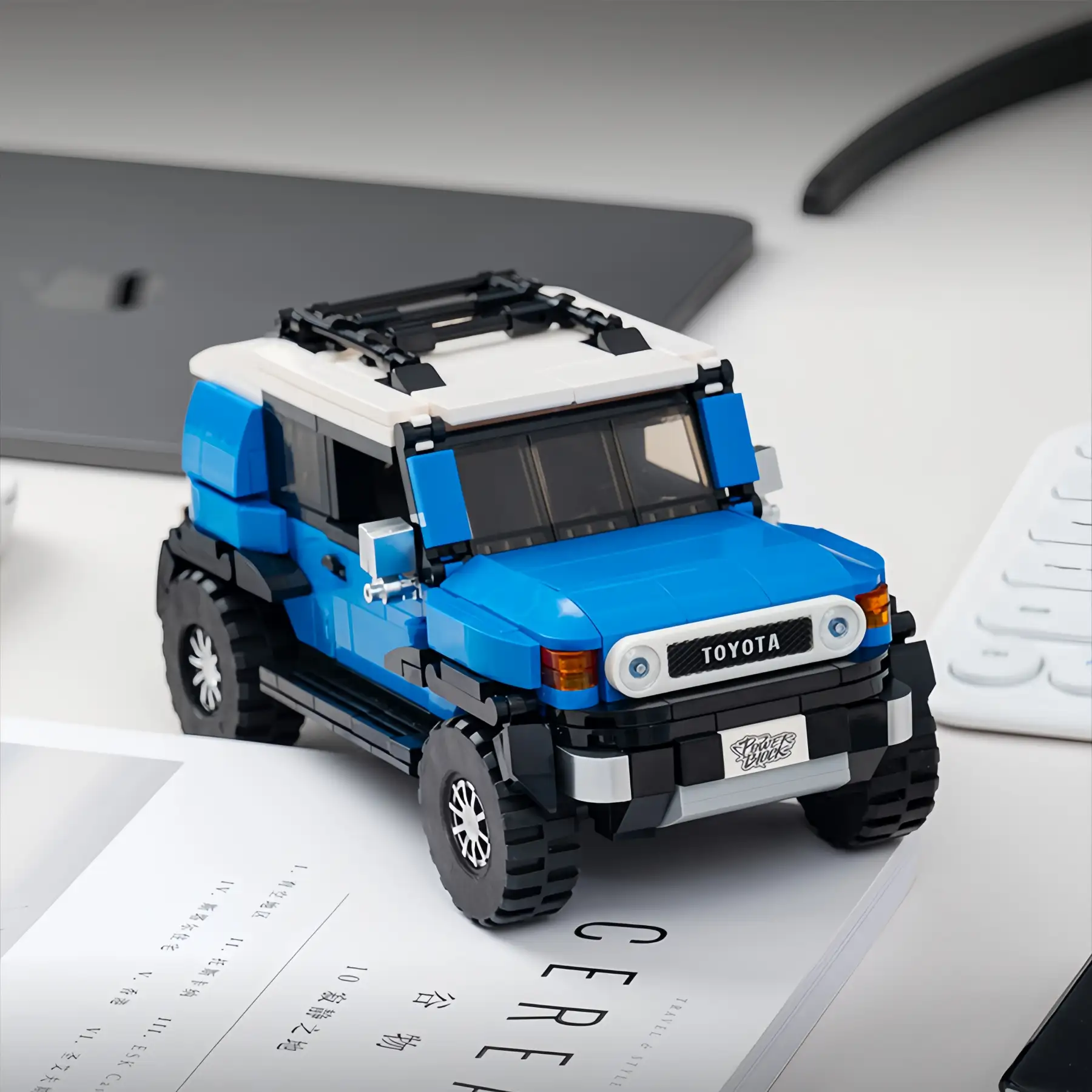 Blue Toyota FJ40 Retro Land Cruiser Brick Model, 622 Pieces Collectible Construction Set, Desktop Display