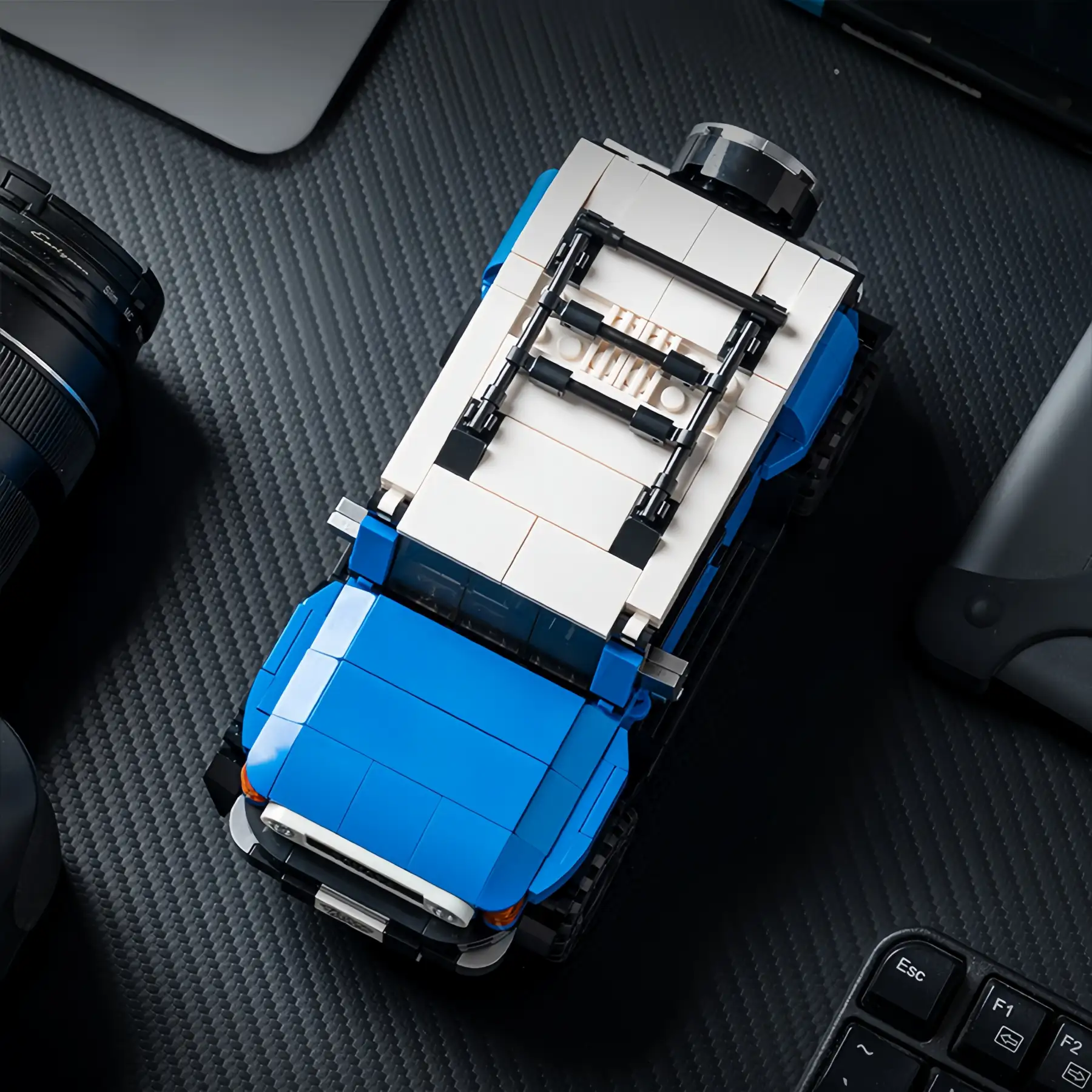 Top view blue Toyota FJ40 Retro Land Cruiser Brick Model, 622 Pieces Collectible Desktop Display Construction Set